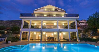 Villa de luxe de 5 chambres avec piscine privée et jardin à oludeniz