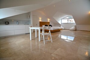 5 Schlafzimmer, Zimmersafe, Bügeleisen/Bügelbrett, WLAN