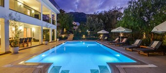 5 bedroom luxury villa with private pool and garden in oludeniz