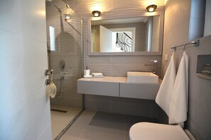 Baignoire, sèche-cheveux, serviettes fournies