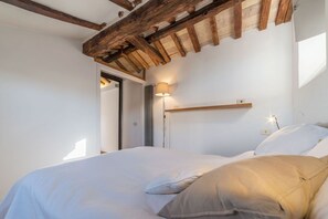 1 غرفة نوم ومكواة/لوح كي وواي فاي وملاءات أسرّة