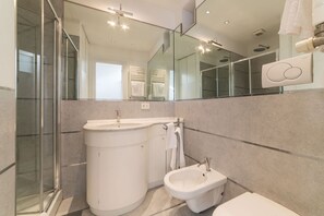 Regadera, bidet, toallas, shampoo