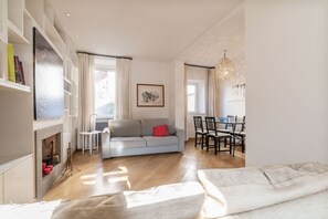 Televisión y chimenea