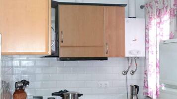 Réfrigérateur, micro-ondes, cafetière/bouilloire, bouilloire électrique