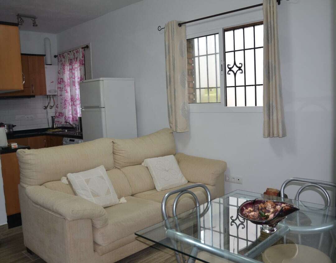 Een televisie en een open haard