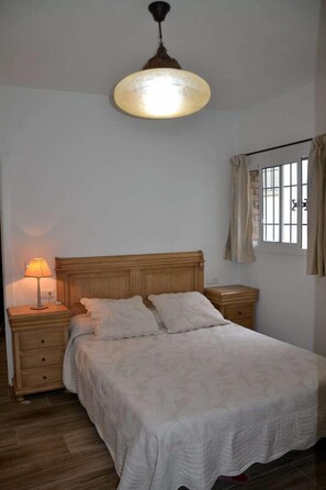 1 chambre, fer et planche à repasser, literie fournie