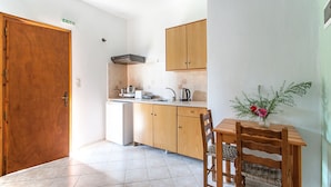 Studio | Eigene Kochnische | Kühlschrank, Herdplatte, Kochgeschirr/Geschirr/Besteck
