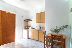 Refrigerador, placa de cocina, utensilios de cocina
