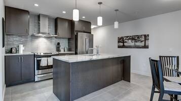 Elite Apartment, 2 Queen Beds, Non Smoking | Private kitchen | Full-sized fridge, microwave, oven, stovetop