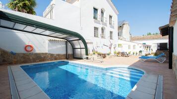 Alberca al aire libre y alberca climatizada