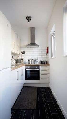 Beautiful 1Bedroom/1Bathroom Flat with Free Parking & Free WIFI