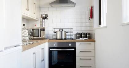 Beautiful 1Bedroom/1Bathroom Flat with Free Parking & Free WIFI