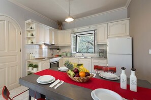 ثلاجة، ميكروويف، فرن، موقد طهي مسطح