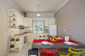 ثلاجة، ميكروويف، فرن، موقد طهي مسطح