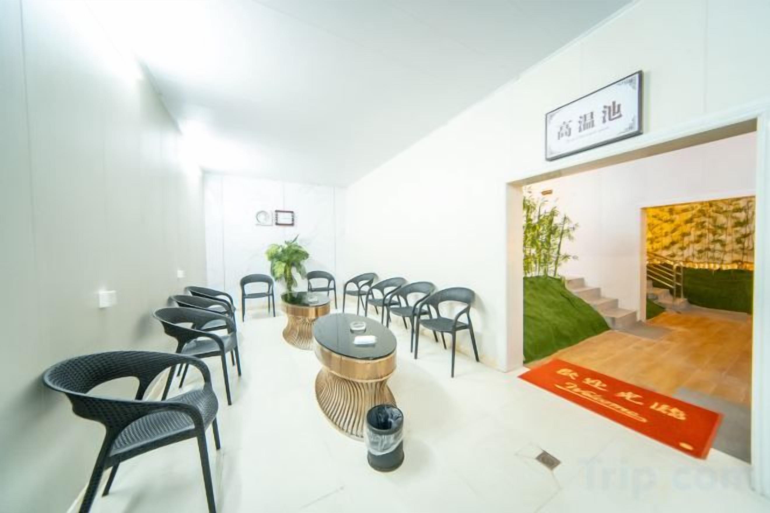 Une salle de conférence équipée d’un tableau blanc, de chaises noires et d’une table ronde.