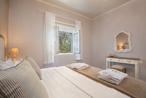 3 bedrooms, iron/ironing board, WiFi, bed sheets