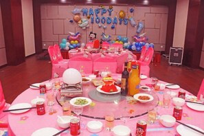 A round table with pink tablecloth, balloons, and party decorations. - Huatian Hotel (Xiangtan)