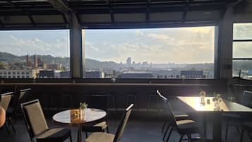 2 間餐廳,供應早餐、午餐和晚餐,美國料理