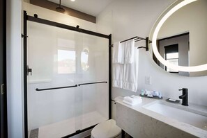 Amenidades de baño de diseñador, secadora de cabello, toallas, jabón 