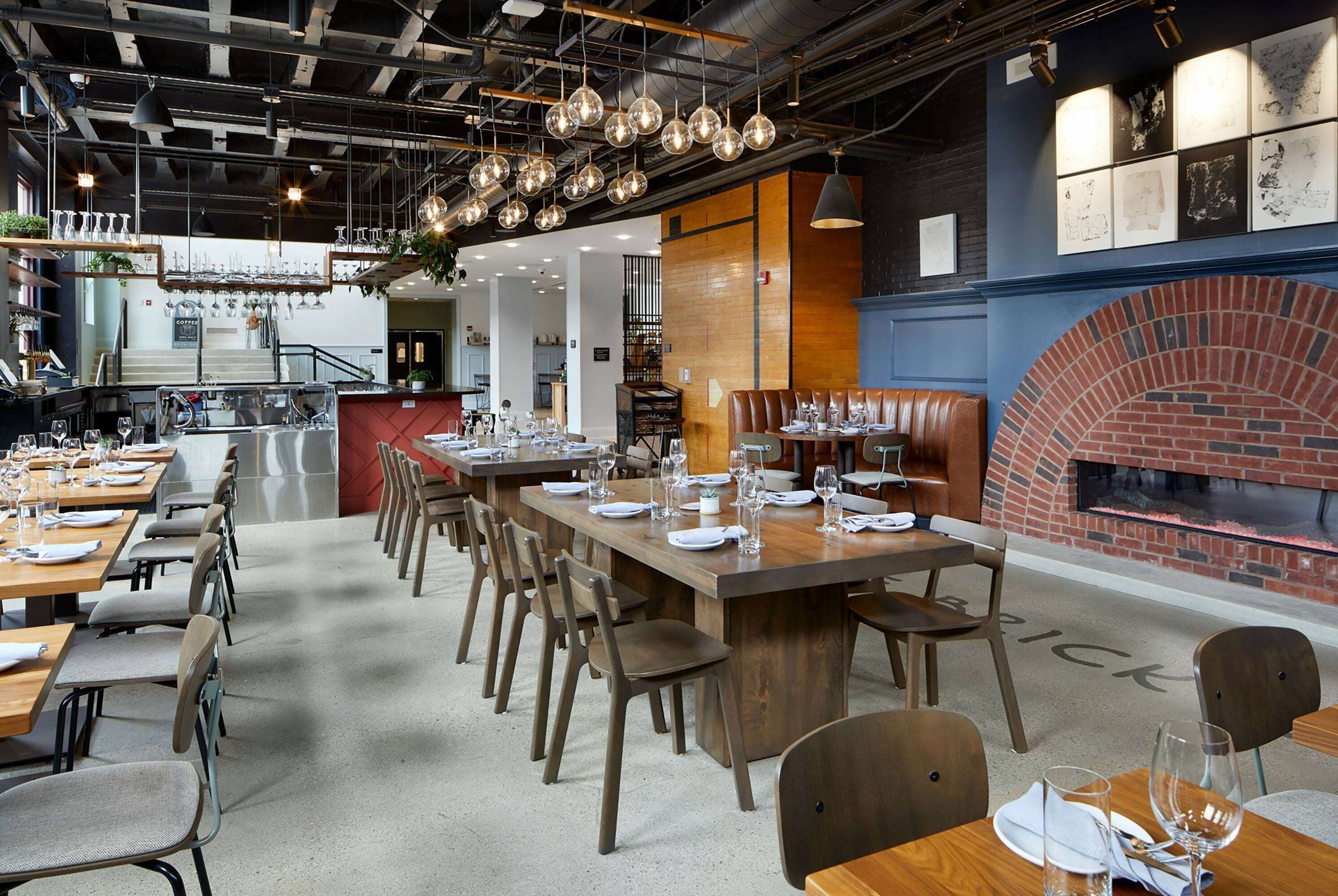 2 restaurants, breakfast, lunch, dinner served; American cuisine 