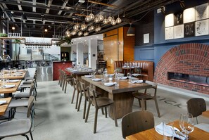 2 restaurantes, se sirven desayunos, comidas, cenas y cocina americana