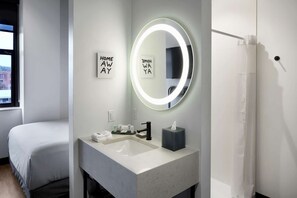 Amenidades de baño de diseñador, secadora de cabello, toallas, jabón 