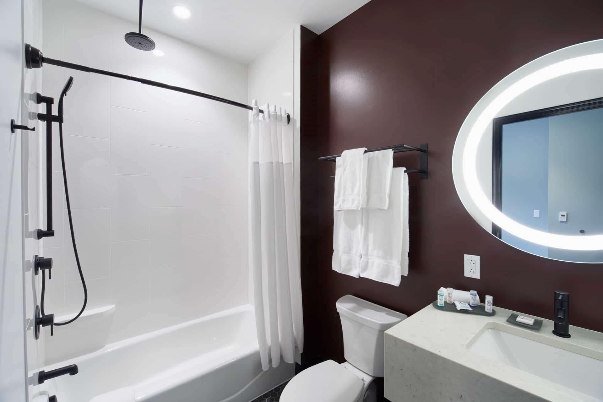 Un bagno moderno con vasca, water e lavabo.
