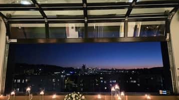 2 restaurants, breakfast, lunch, dinner served; American cuisine