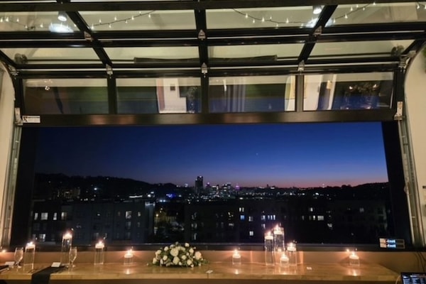 2 restaurants, breakfast, lunch, dinner served; American cuisine