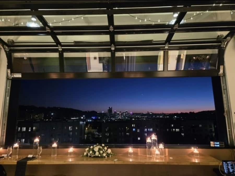 2 nhà hàng, phục vụ bữa sáng, bữa trưa, bữa tối, món ăn kiểu Mỹ