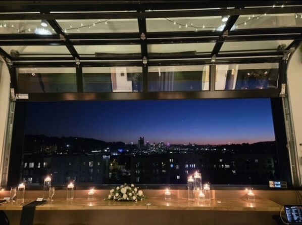 2 間餐廳,供應早餐、午餐和晚餐,美國料理