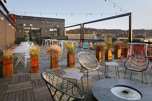 2 restaurants servant le déjeuner, le dîner, le souper et le brunch
