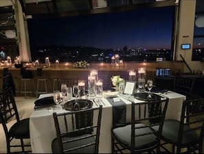 2 間餐廳,供應早餐、午餐和晚餐,美國料理