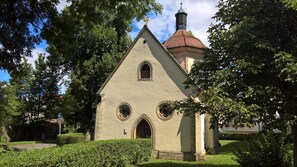 En kyrka med ett spetsigt tak och ett klocktorn.