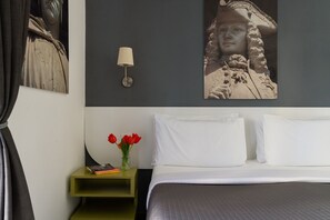 Kamar Double atau Twin Standar | Brankas, meja kerja, tirai kedap cahaya, dan Wi-Fi gratis