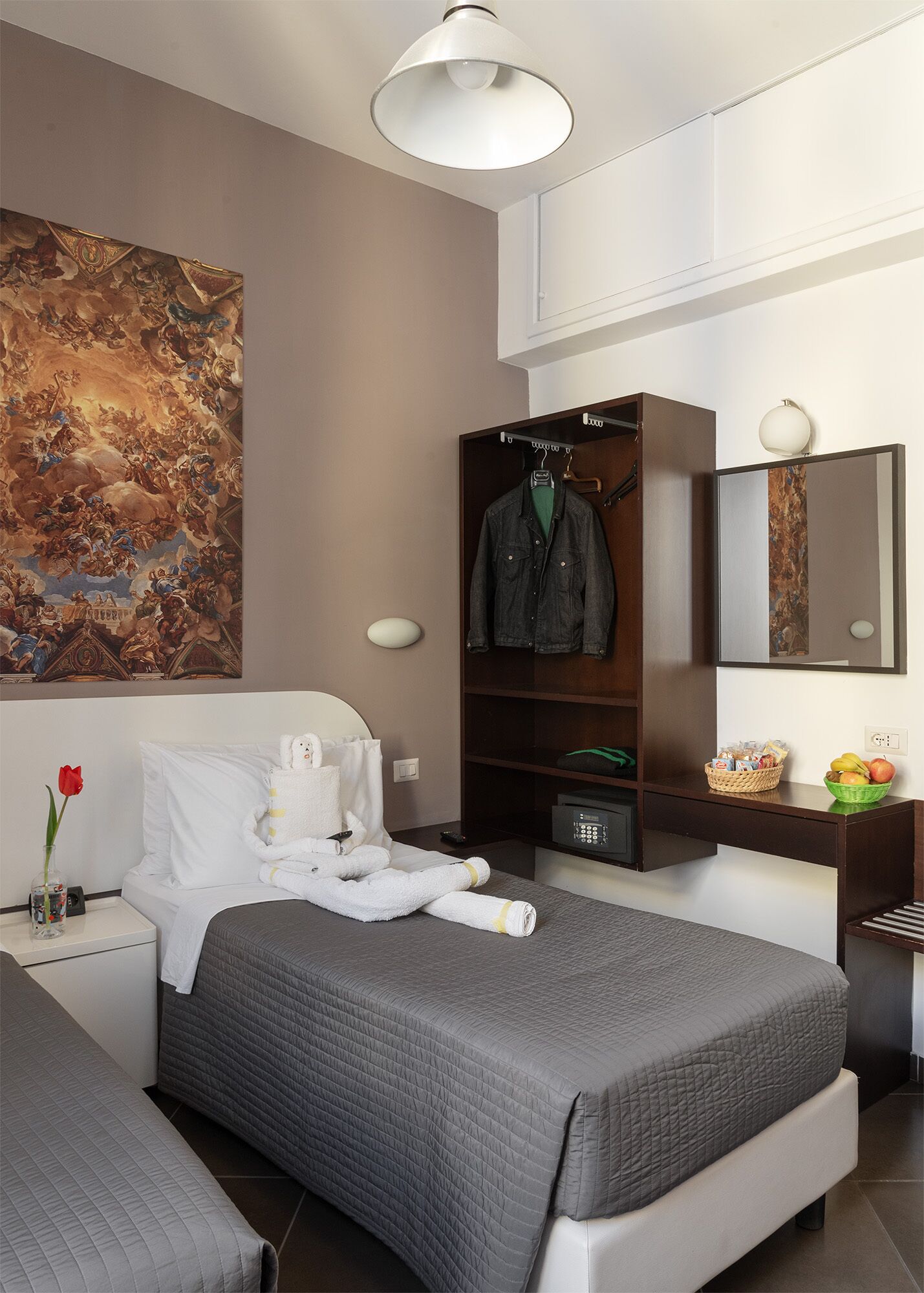 標準雙人或雙床房 | 埃及棉床單、房內夾萬、書桌、遮光窗簾/窗簾