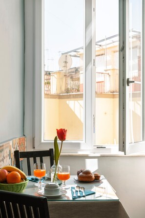 Breakfast area - B&B Carafa Suite (Naples)