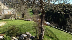 A rural landscape with a stone wall, a tree, and a fenced area. - house sleeps 10 4 * (Villard-De-Lans)
