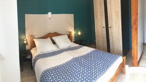 A bedroom with a bed, bedside lamps, a wardrobe, and a ceiling light fixture. - house sleeps 10 4 * (Villard-De-Lans)