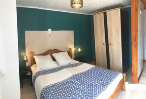 4 bedrooms, iron/ironing board, WiFi