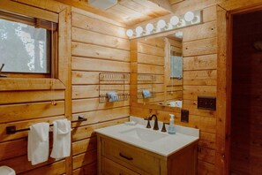 Shower, hair dryer, towels - Private Cabin in the Heart of Crystal Mt Resort (Thompsonville)