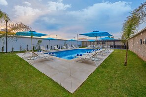 Outdoor pool, open 8:00 AM to 8:00 PM, sun loungers - City Express by Marriott Ensenada (Ensenada)