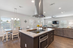 Réfrigérateur, four à micro-ondes, un four, surface de cuisson