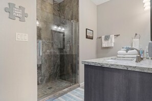 Bañera con ducha, secador de pelo, toallas, jabón