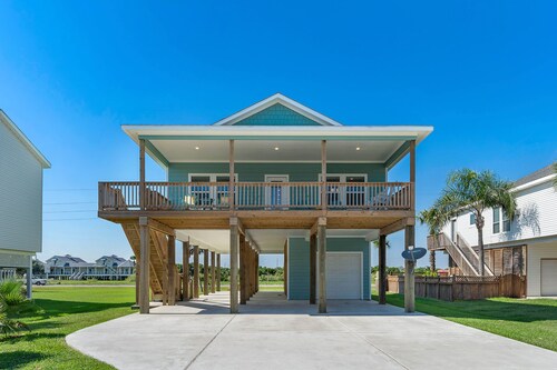 Pirates Beach FAVORITE just few minutes walk to the water! Welcome to Sea Glory!