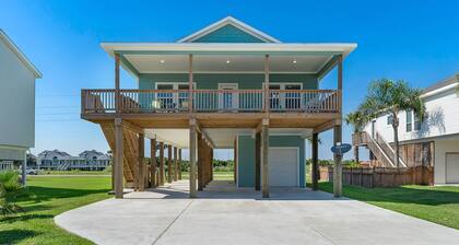 Pirates Beach FAVORITE just few minutes walk to the water! Welcome to Sea Glory!