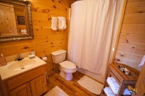 Combined shower/bathtub, jetted bath, hair dryer, towels