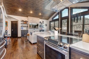 Jääkaappi, mikroaaltouuni, uuni, liesi