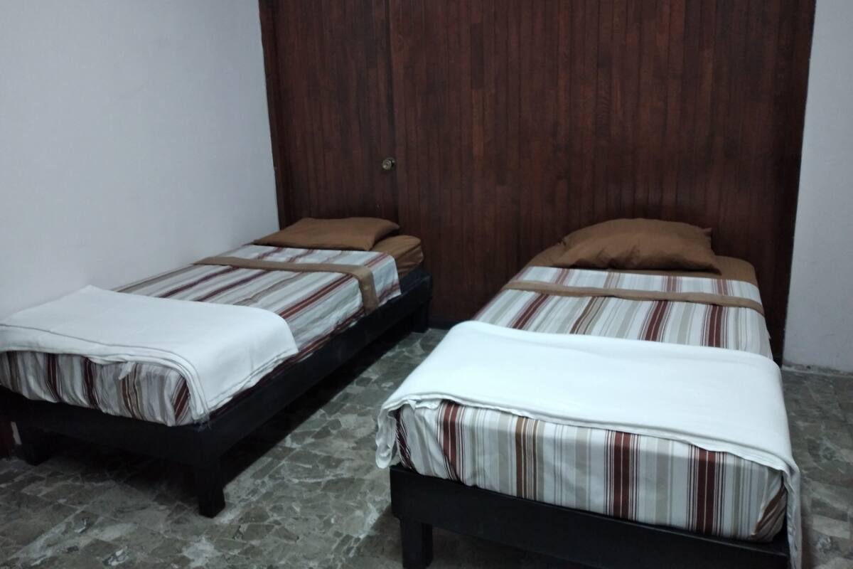 Cubrecamas, muebles diferentes y escritorio