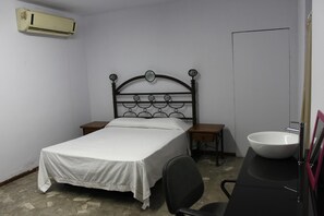 Cubrecamas, muebles diferentes y escritorio